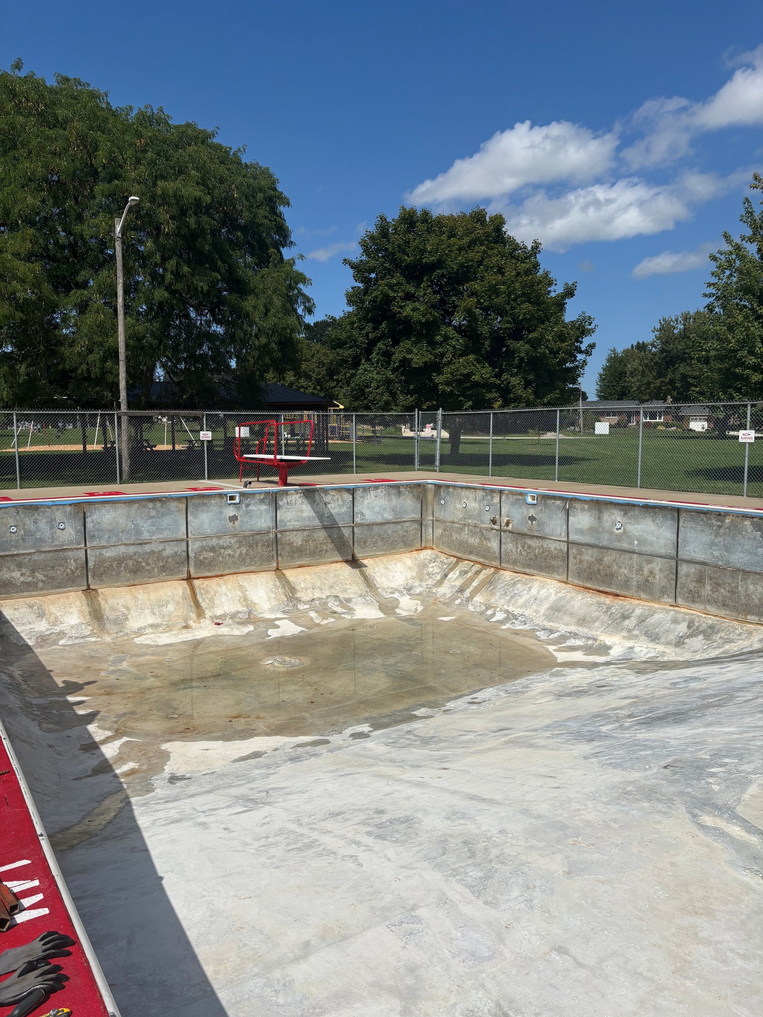 Side view of empty pool